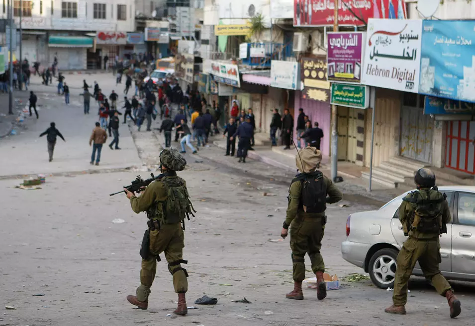חיילים מתעמתים עם פלסטינים בחברון