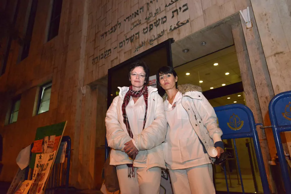 האחיות מחוץ לבית הדין לעבודה בתל אביב