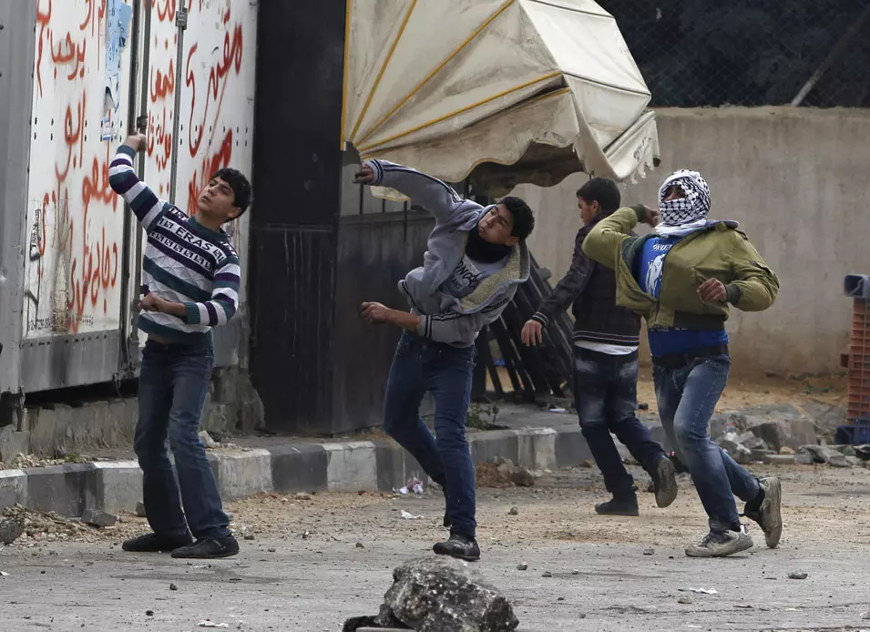 פלסטינים מיידים אבנים לעבר חיילי צה"ל