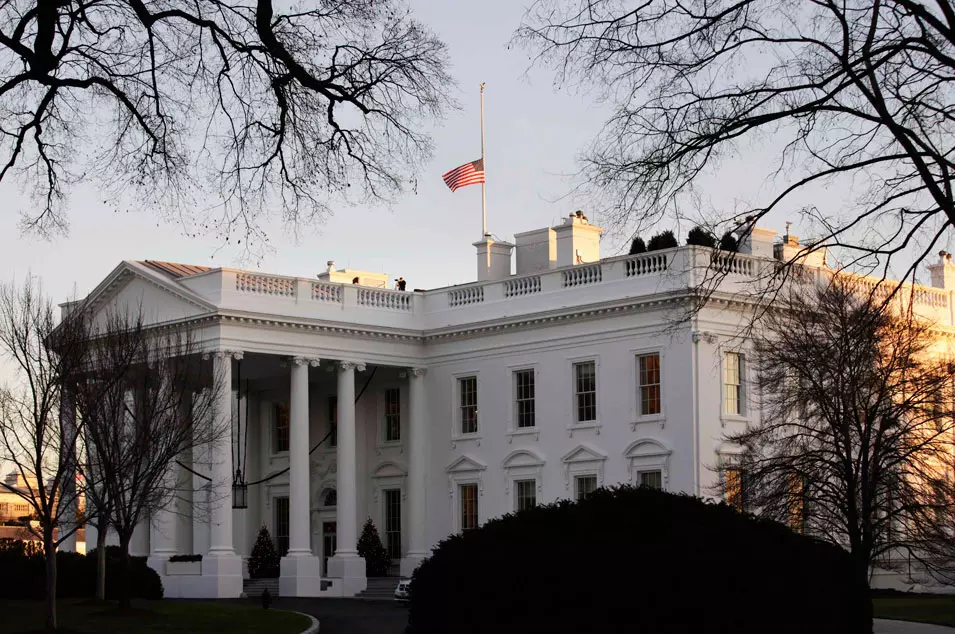 "תמיכה מדהימה מהמושל, מהנשיא, מכל העולם". דגל הבית הלבן בחצי התורן