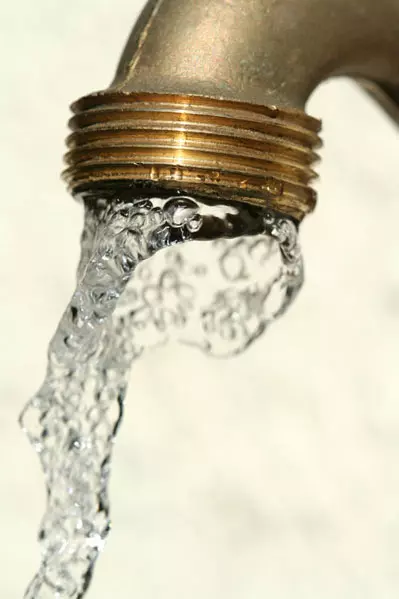 מומלץ להשאיר זרימת מים חמים למניעת פיצוץ הצנרת
