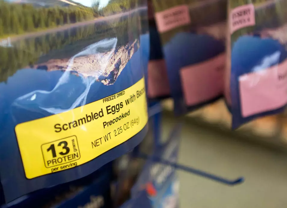 בין המוצרים שהוצעו למכירה ביום הדין: אבקת-ביצים