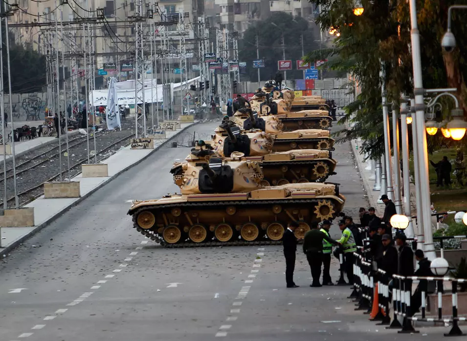 המראות חוזרים מהעבר. טנקים של הצבא סביב ארמון הנשיאות בקהיר