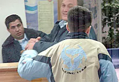 הנער במשטרה. "רציתי להכיר לה בן 22. היא אמרה שהוא מבוגר"