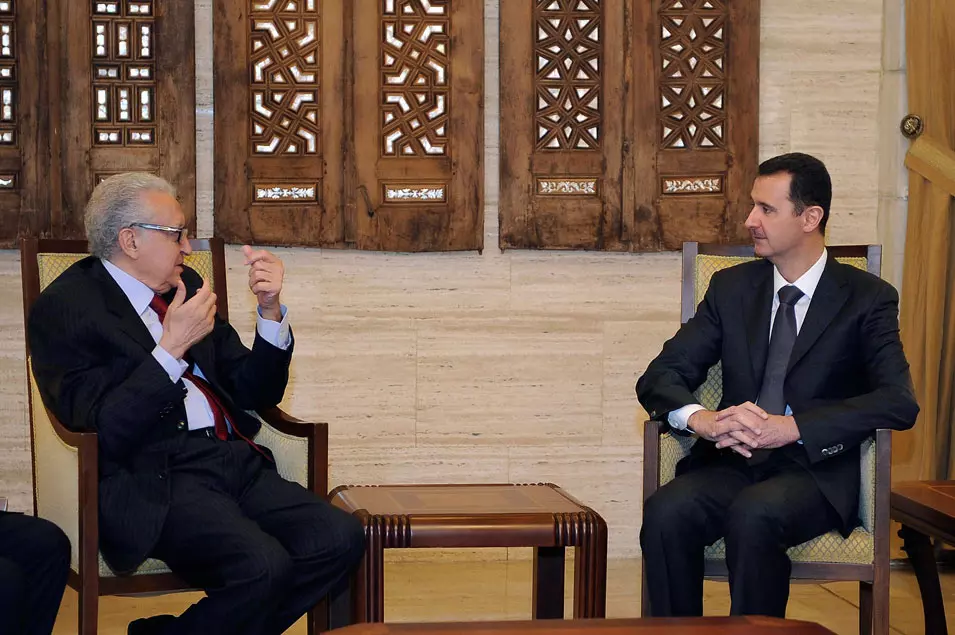 האופוזיציה טרם החליטה אם תשתתף בשיחות השלום. נשיא סוריה אסד והשליח ברהימי, דצמבר 2012