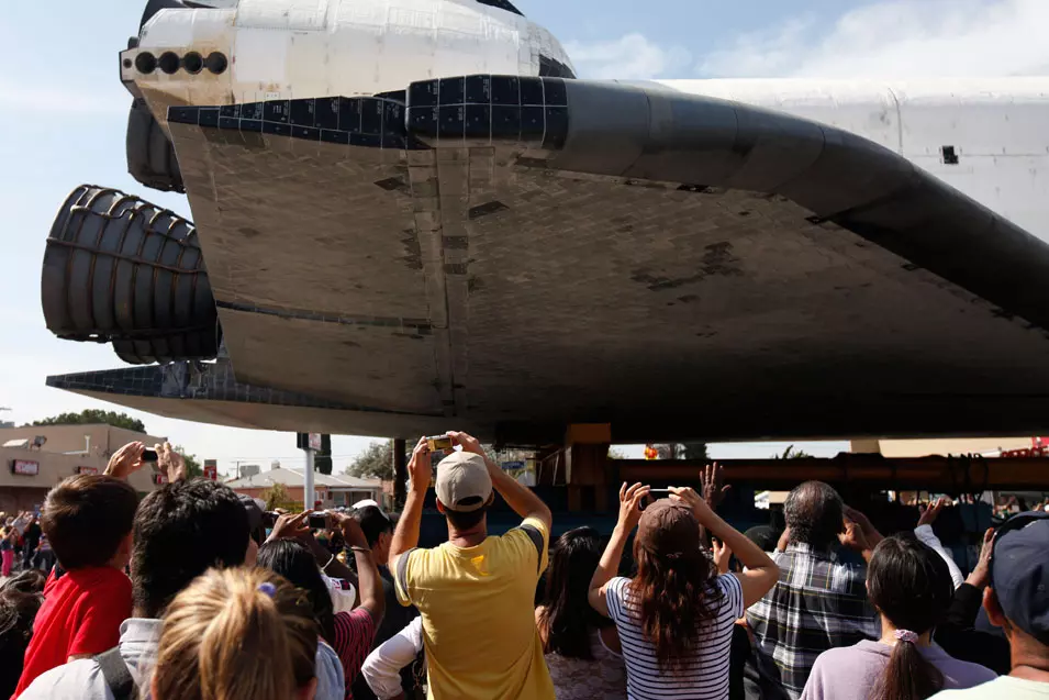 מעבורת החלל אנדוור חולפת בלוס אנג'לס, קליפורניה. 13 באוקטובר 2012