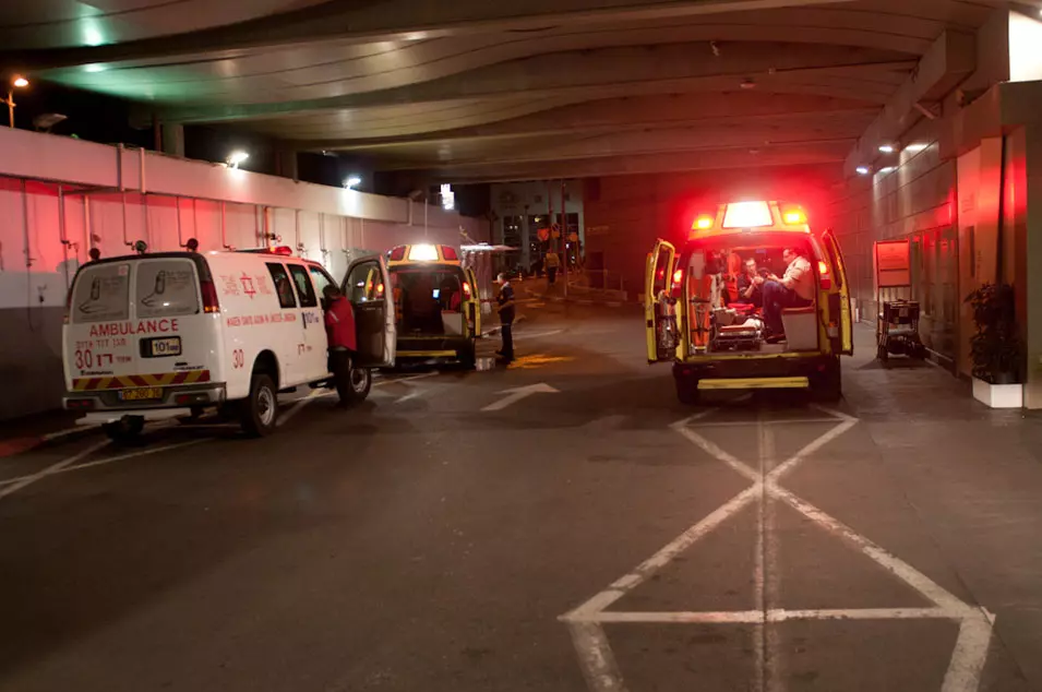 פצועי השריפה בקניון ארנה מפונים לבית חולים איכילוב, דצמבר 2012