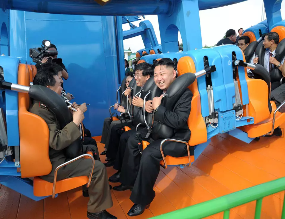 שליט קוריאה הצפונית קים ג'ונג און ברכבת הרים. פיונגיאנג, יולי 2012