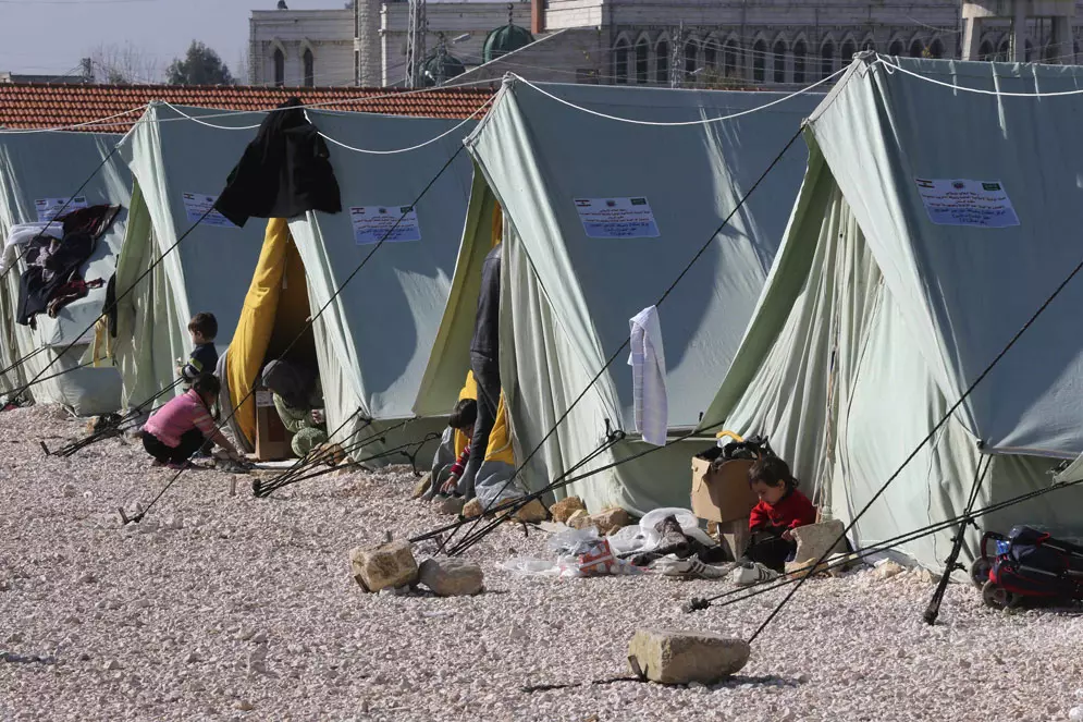 יותר ממאה אלף הרוגים. ילדים מחוץ לאוהלים במחנה פליטים סורי