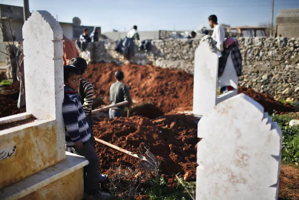 קרוב ל-50 אלף סורים נהרגו מתחילת המלחמה. בית קברות בסוריה, היום
