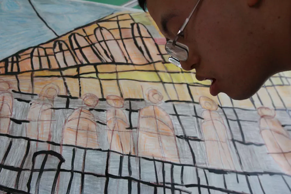 צעיר בעל מוגבלות שכלית במרכז אמנות במקסיקו
