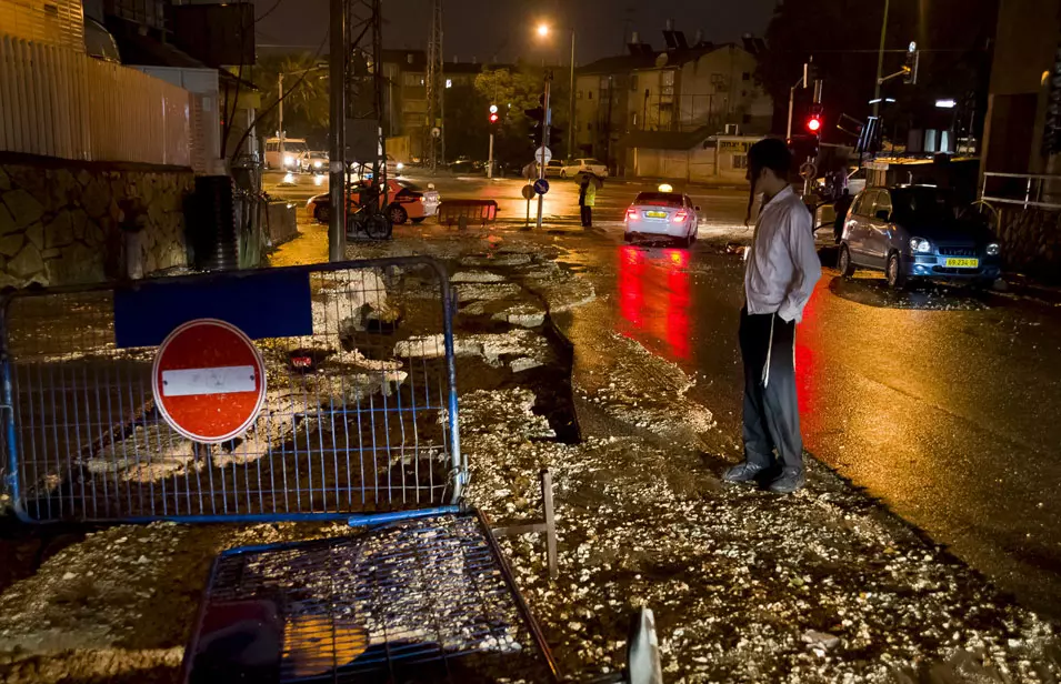 בור נפער בדרך ז'בוטינסקי בבני ברק