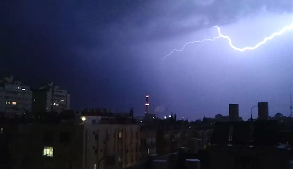 לילה כיום יאיר: סופת ברקים בשמי תל אביב