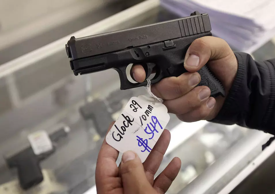 אקדח גלוק מוצע למכירה בחנות guns-r-us בפיניקס, אריזונה. דצמבר 2012
