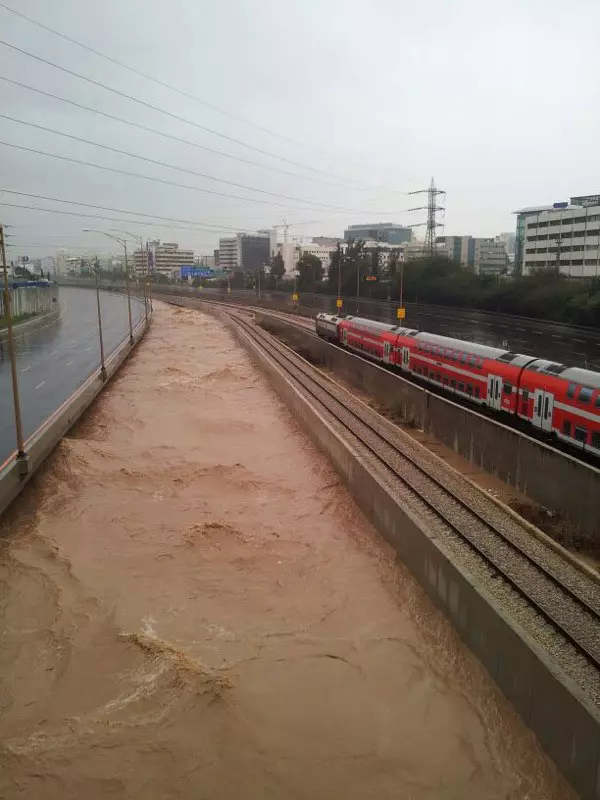 מאמץ גבוה מהרגיל להגיע לעבודה. נתיבי איילון המוצפים