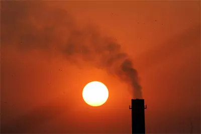 עיקר גזי החממה הנפלטים לאוויר מקורם בשריפת דלק במפעלים ובתחנות כוח