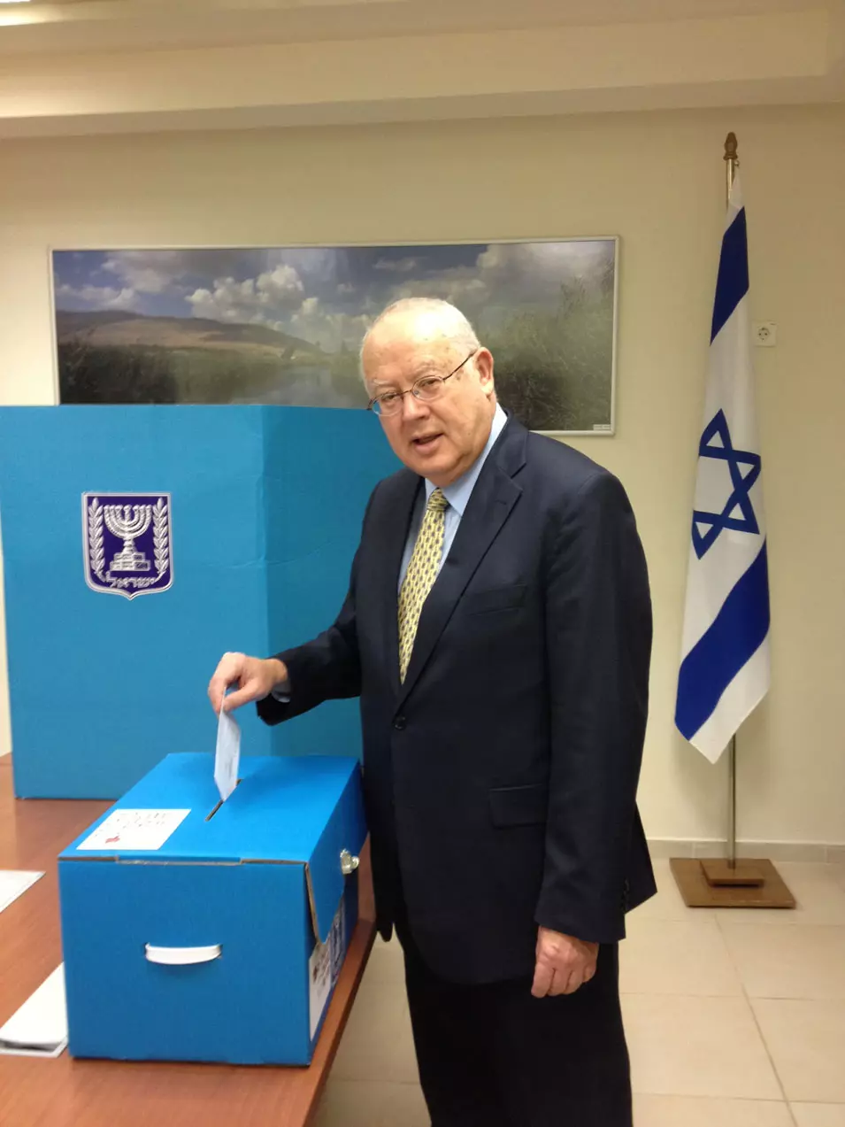 אריה מקל, שגריר ישראל באתונה, מצביע לכנסת, ינואר 2013