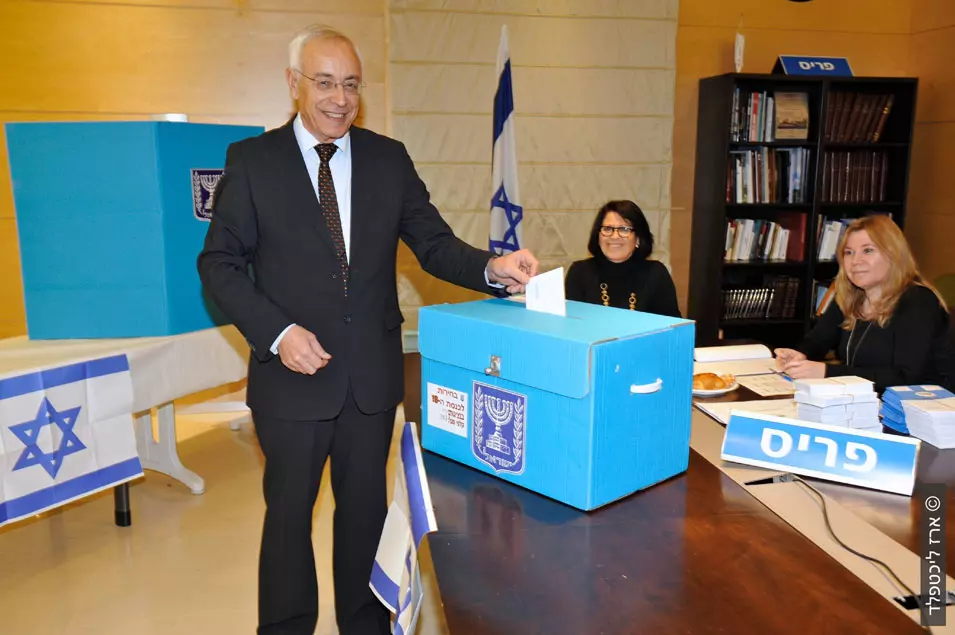 שגריר ישראל בצרפת, ארז ליכטפלד, מצביע בקלפי, ינואר 2013