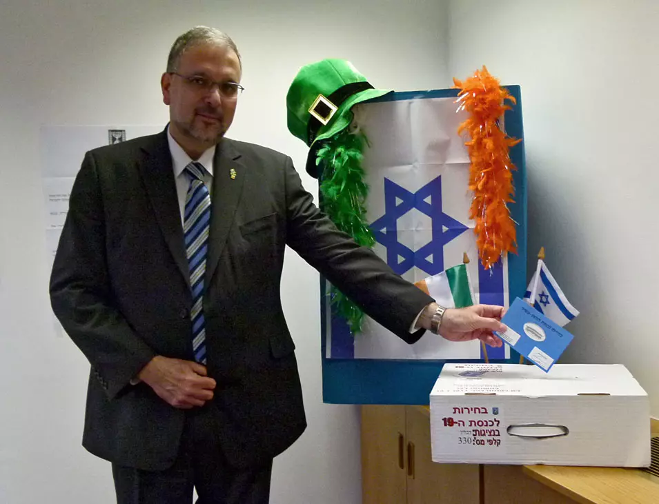 שגריר ישראל באירלנד, בועז מודעי מצביע בקלפי, ינואר 2013