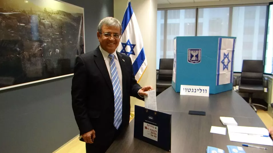 שגריר ישראל בניו זילנד, שמי צור, מצביע בקלפי, ינואר 2013