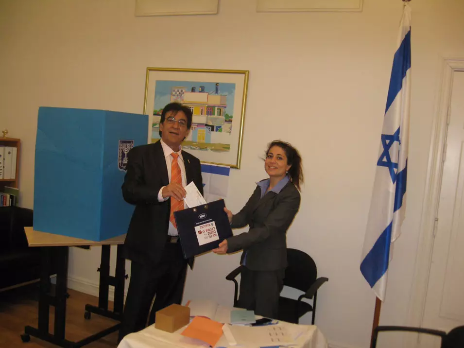 שגריר ישראל בנורווגיה, נעים עריידי, מצביע בקלפי, ינואר 2013