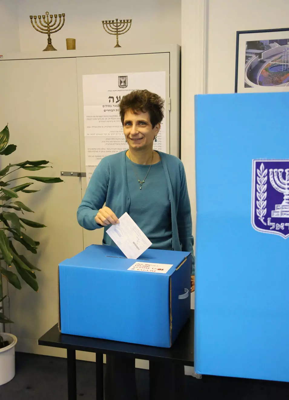 גלית רונן, סגנית שגריר ישראל באוסטריה, מצביעה בקלפי, ינואר 2013