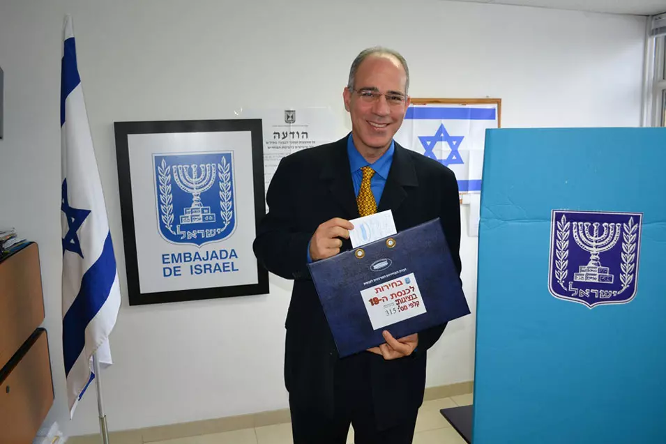 שגריר ישראל בבוגוטה, יועד מגן, מצביע בקלפי, ינואר 2013