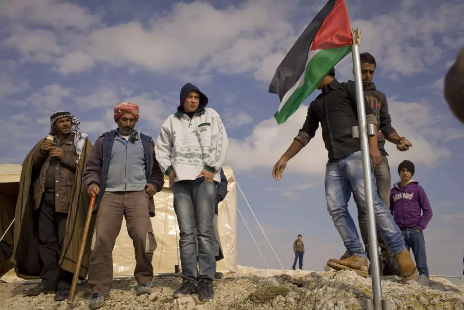 דגל פלסטין מתנוסס במאחז טרם פינויו