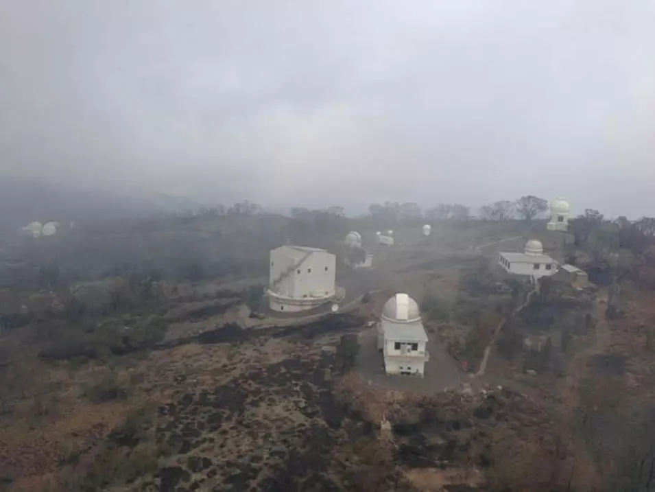 אש בוערת סביב מצפה הכוכבים "סיידינג ספרינגס"