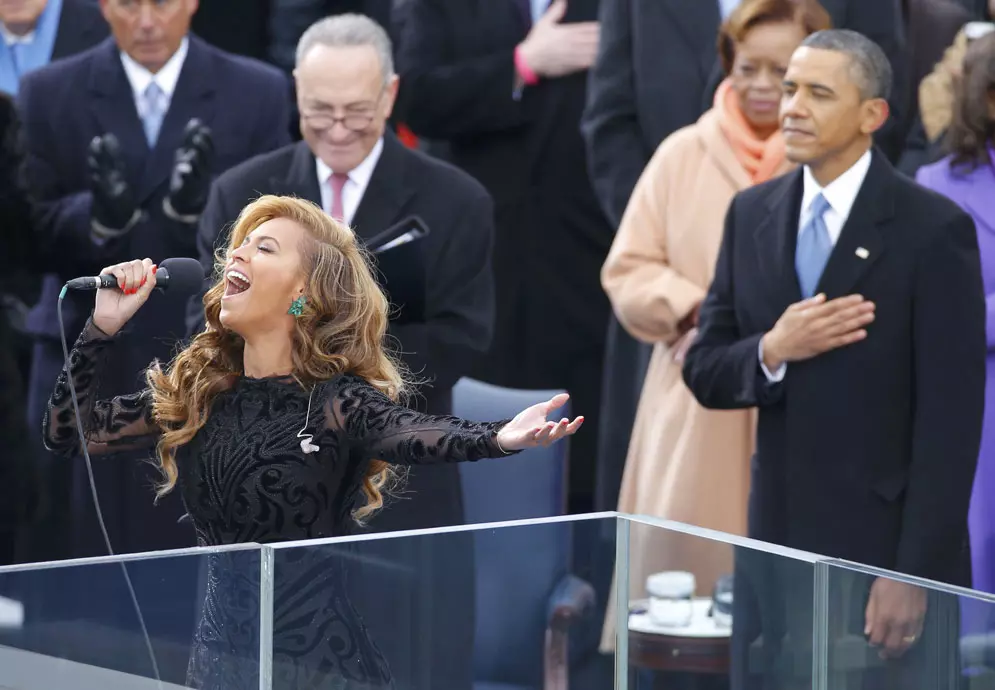 הזמרת ביונסה שרה את ההמנון האמריקאי בטקס השבעתו מחדש של נשיא ארצות הברית ברק אובמה