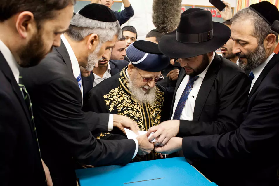 הרב עובדיה מממש את זכות הצבעתו, אתמול