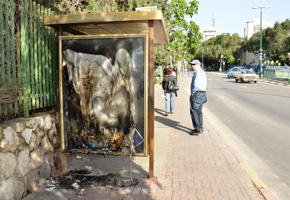 תנו לעלות מהדלת האחורית