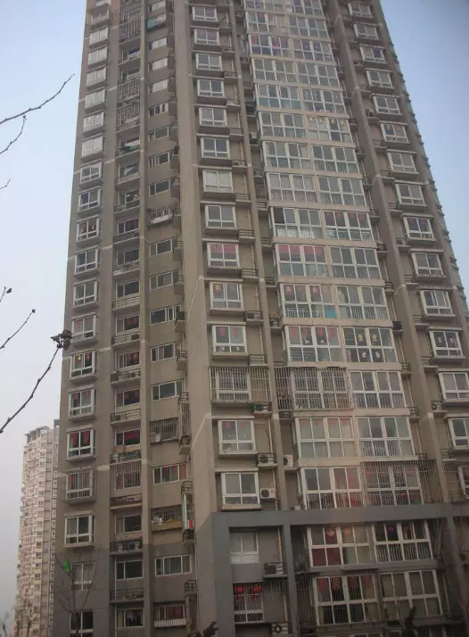 התלמיד קפץ מדירת מגוריו. בניין בסין