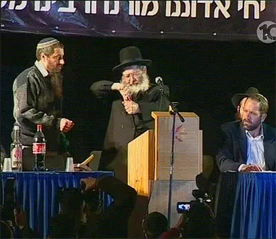 הכנס אמש. דובר חב"ד הבהיר כי הכרוז הטוען ששרון גורם שואה לא הופץ בשם תנועת חב"ד