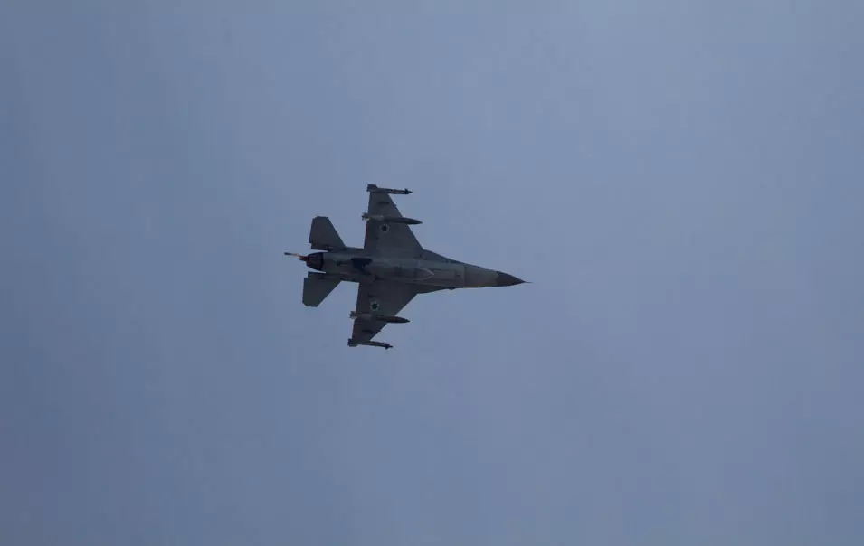 מטוס אף-16 של חיל האוויר בדרכו לרצועת עזה, נובמבר 2012