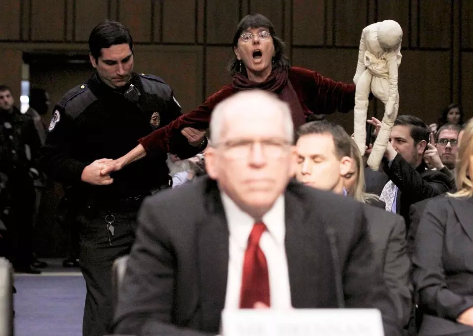 מחאה נגד ברנן במהלך שימועו בסנאט