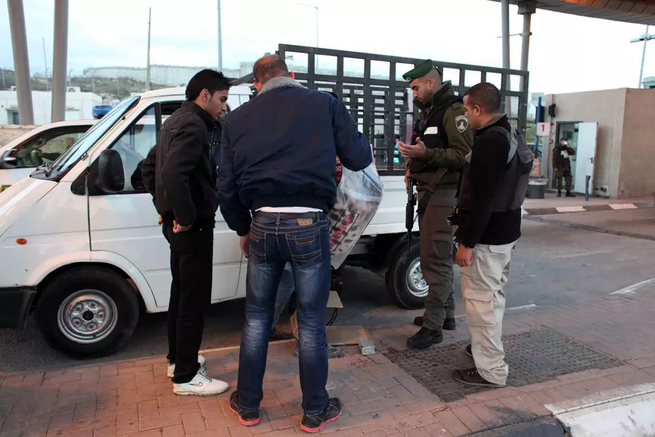 "העניק אישורים פיקטיביים לעשרות בני אדם". פלסטינים במחסום