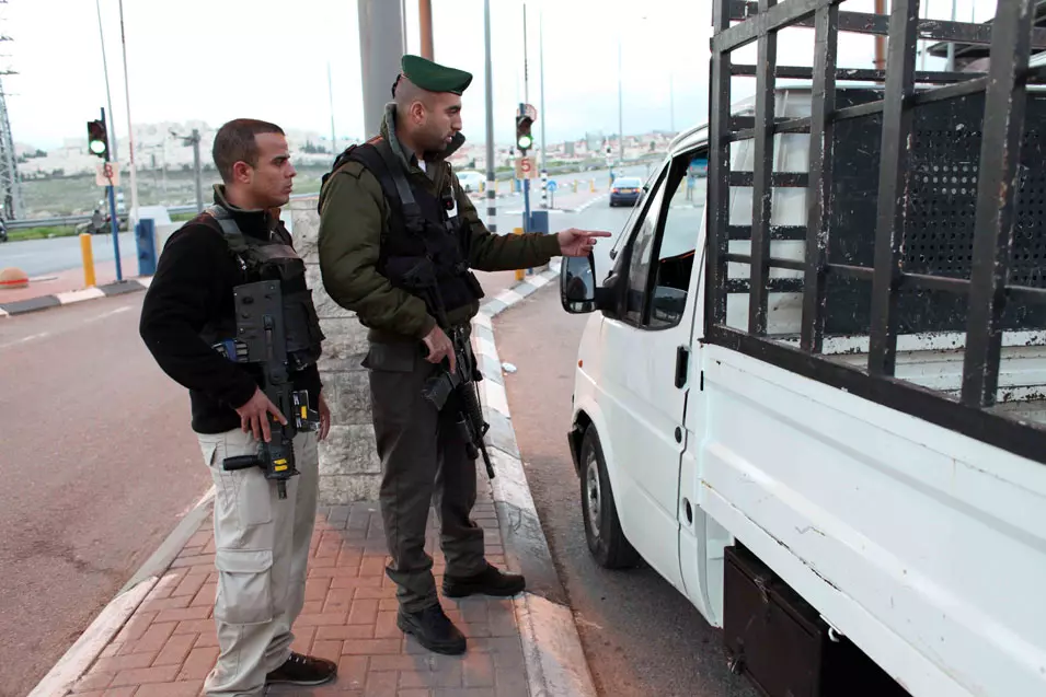 להבדיל בין אנשי חמאס לאזרחים הפשוטים. מחסום ליד ירושלים