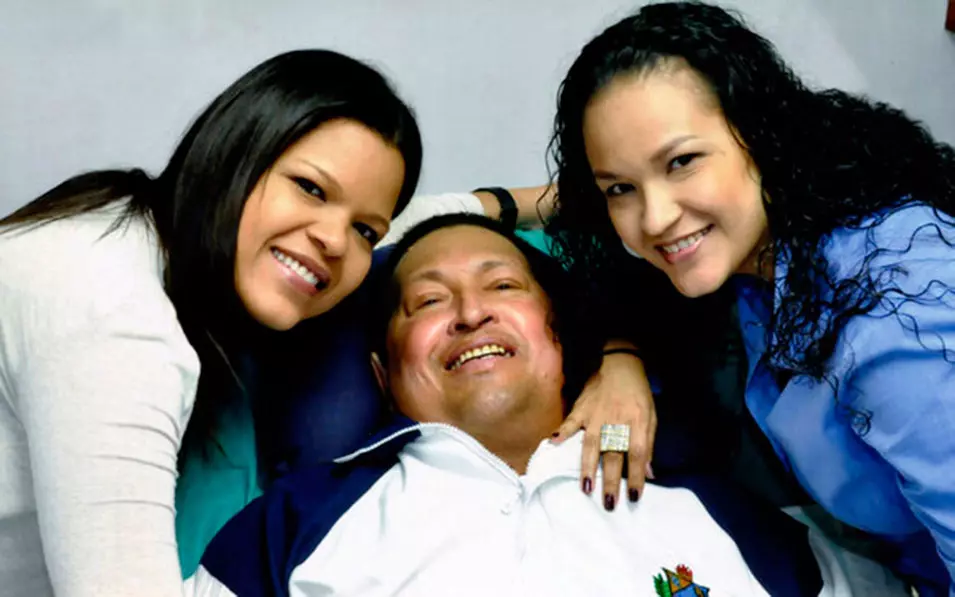 צ'אווס ובנותיו, בתמונה שצולמה בבית החולים בקובה. לא נראה בציבור זה שלושה חודשים