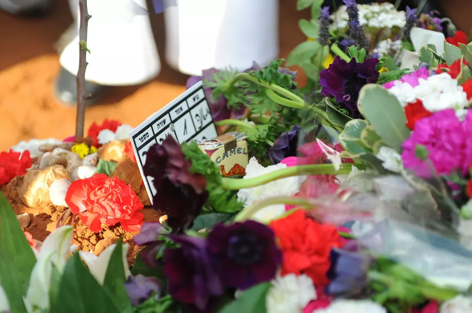 פרחים וחפיסת קאמל בהלוויתו של שמוליק קראוס
