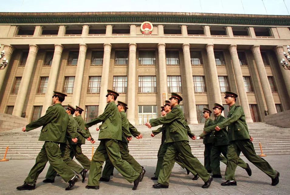 "בלהט הרגע, תקריות בלתי נמנעות עלולות להסלים לכדי עימות גדול". חיילים סינים מול בניין הקונגרס