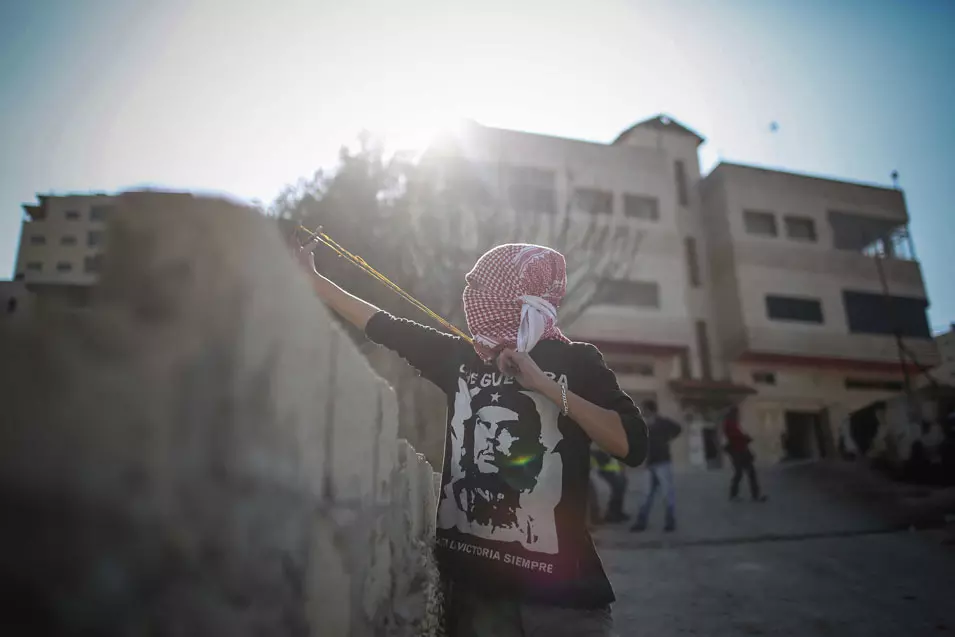 נושא כאוב ורגיש בחברה הפלסטינית. מחאה פלסטינית מול כלא עופר, בחודש שעבר