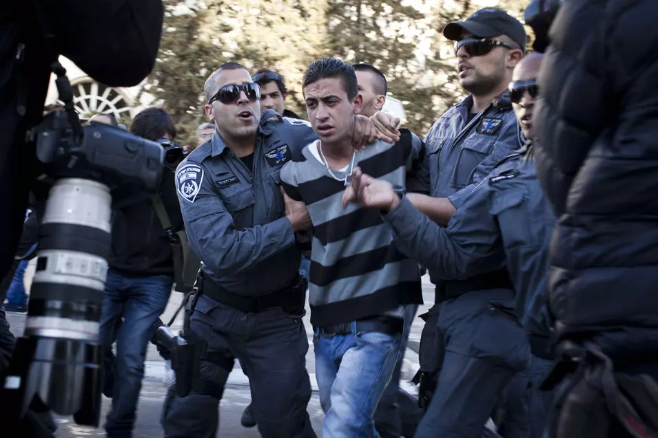 פלסטינים מפגינים מחוץ לבית המשפט בזמן דיון בנוגע לעתידו של עיסאווי