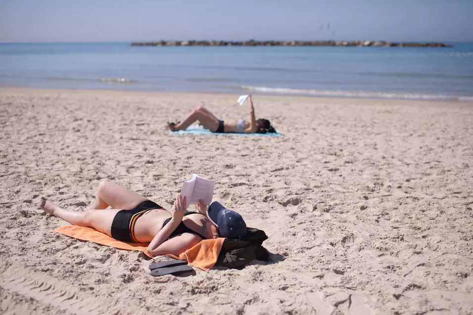 הרגעים שהטביעו בז'אנג את חותמם. חוף הים בתל אביב