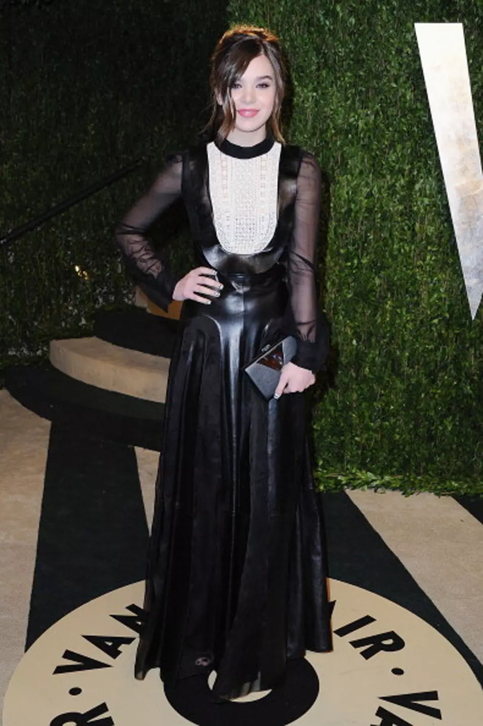 היילי סטיינפלד לובשת ולנטינו במסיבת וניטי פייר לאחר טקס האוסקר, הוליווד, 24 פברואר 2013