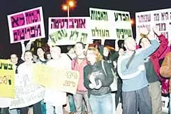 סטודנטים מפינים בתל אביב 2005. "מה זו הבדיחה הזאת?"