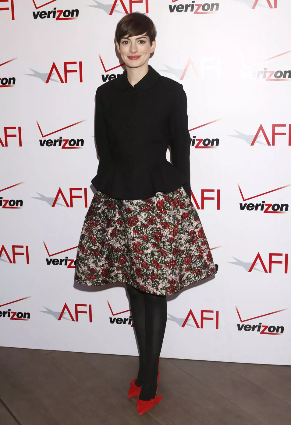 אן האת'ווי לובשת אוסקר דה לה רנטה בטקס פרסי AFI (מכון הסרטים האמריקאי), 11 פברואר 2013