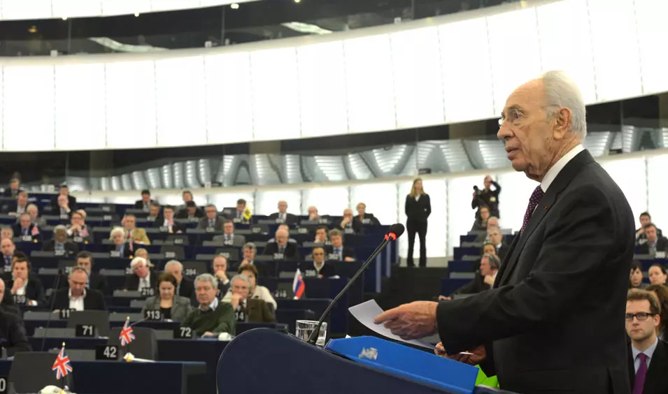 ישראל תהפוך ל"שותפה מועדפת"? פרס נואם בפני הפרלמנט האירופי, מרץ 2013