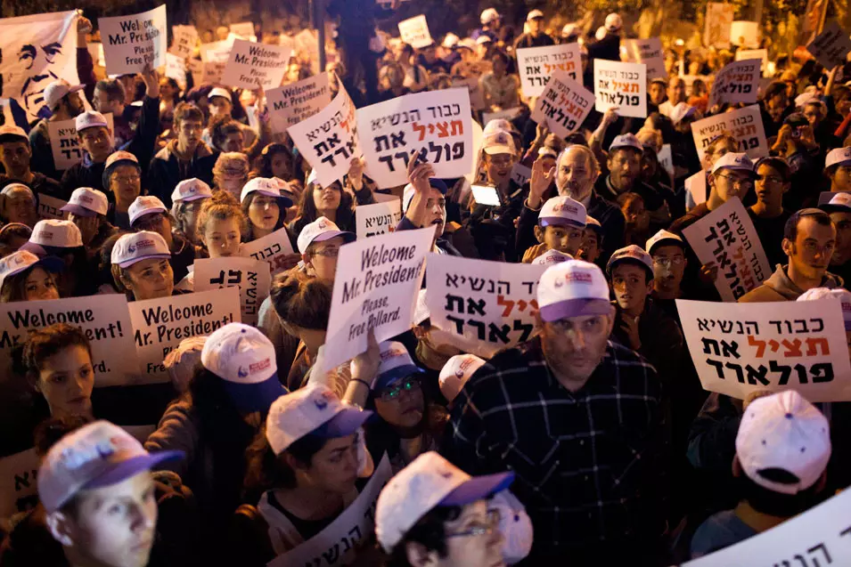 מפגינים מול בית הנשיא למען שחרור פולארד