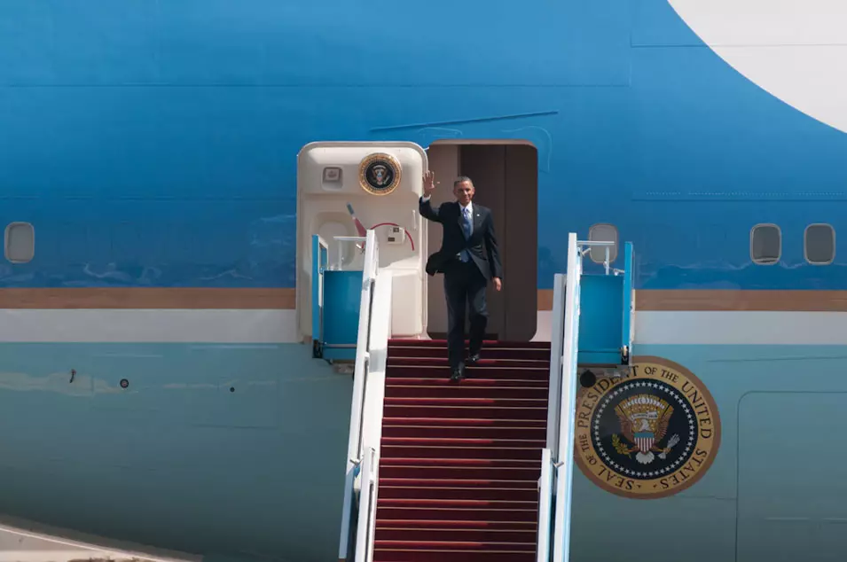 נשיא ארה"ב, ברק אובמה, מנופף לשלום עם הגעתו לישראל. חיוך גדול